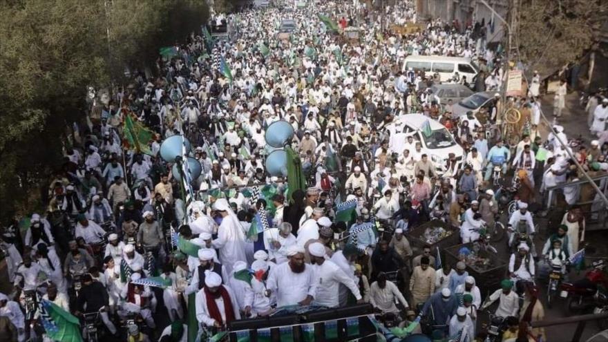 Miles de paquistaníes protestan frente a la embajada de Francia