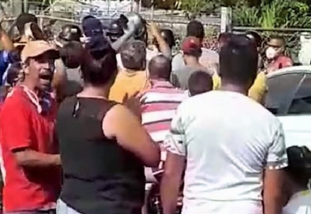 Habitantes de Upata cacerolean a autoridades del PSUV del Edo Bolívar