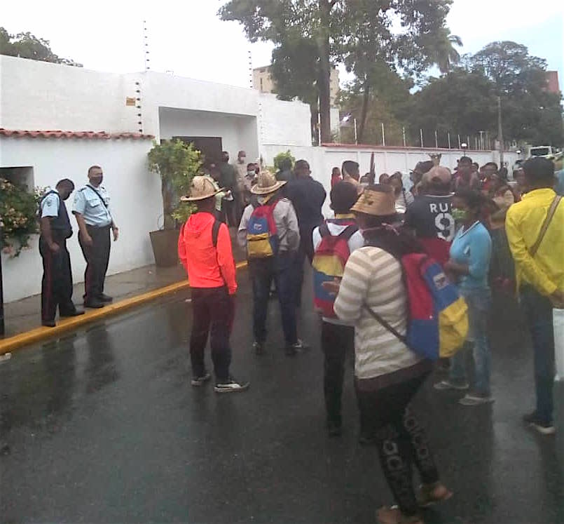 Dirigentes yukpa llegan por 5ta vez a la casa de Prieto para que los atienda