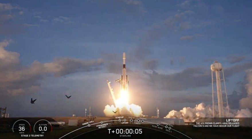 El cohete Falcon 9 con 60 satélites Starlink, despega del Centro Espacial Kennedy