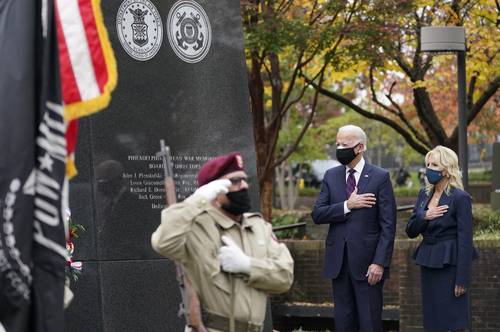 Joe Biden, virtual mandatario electo, acompañado de su esposa, Jill, asistió a un servicio en el Monumento a la Guerra de Corea en Penn’s Landing, Filadelfia