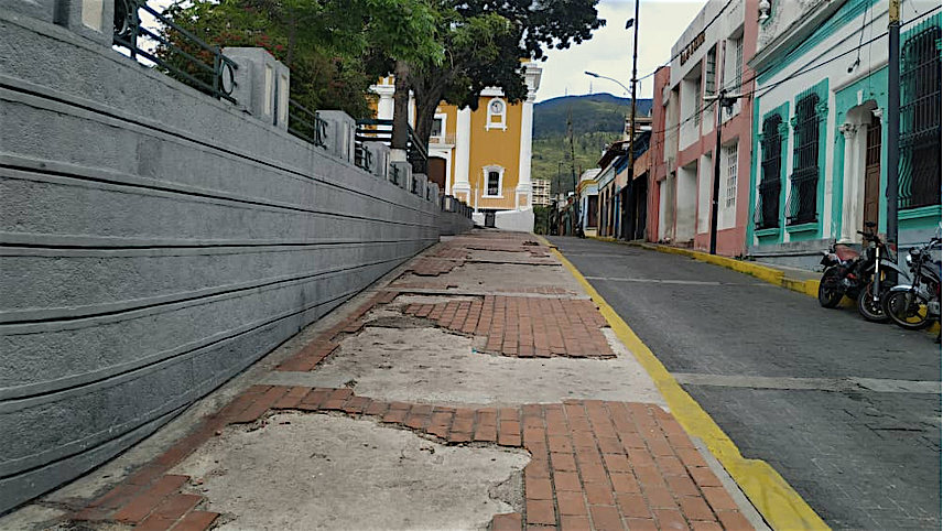 La Pastora parroquia patrimonio de la nación está en ruinas. Esta calle lateral a la Plaza José Felix Ribas o La Pastora, sin adoquines, los bancos se están cayendo a pedazos, los faroles no tienen luz.