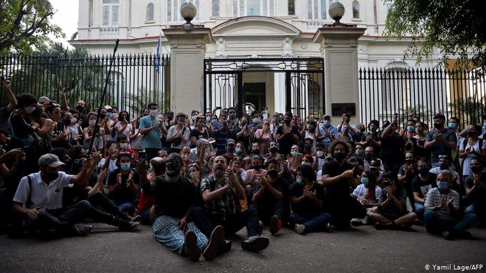 Protesta de artistas frente al  ministerio de cultura de Cuba