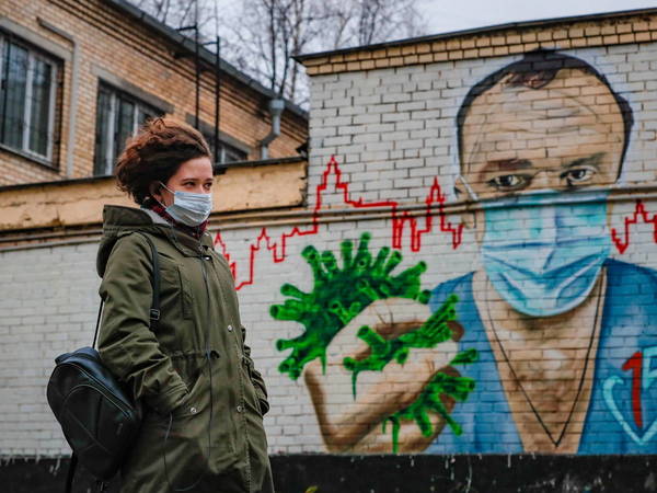 Una mujer camina por una calle de Moscú