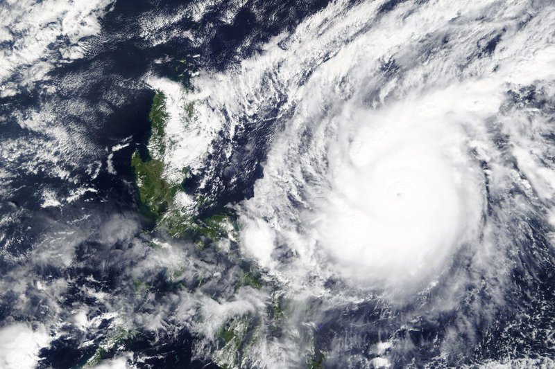 Imagen de satélite del 31 de Octubre, suministrada por la NASA del Tifón Goni afectando a Filipinas