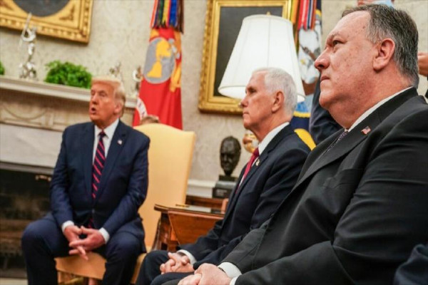 El presidente de EE.UU., Donald Trump (izqda.), su vicepresidente, Mike Pence (C) y el secretario de Estado, Mike Pompeo, en la Casa Blanca.
