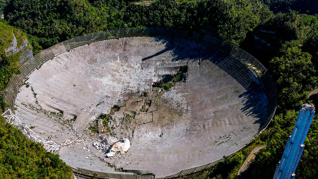 El radiotelescopio en Arecibo, Puerto Rico, que por 50 años fue el más grande del mundo, colapsó tras haber sufrido daños en uno de sus cables de soporte.