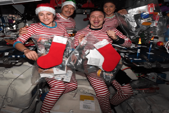 Tripulación con pijamas festivas compartieron desde sus centros de misión y cantaron Feliz Navidad, versión de John Lenon y versión de José Feliciano