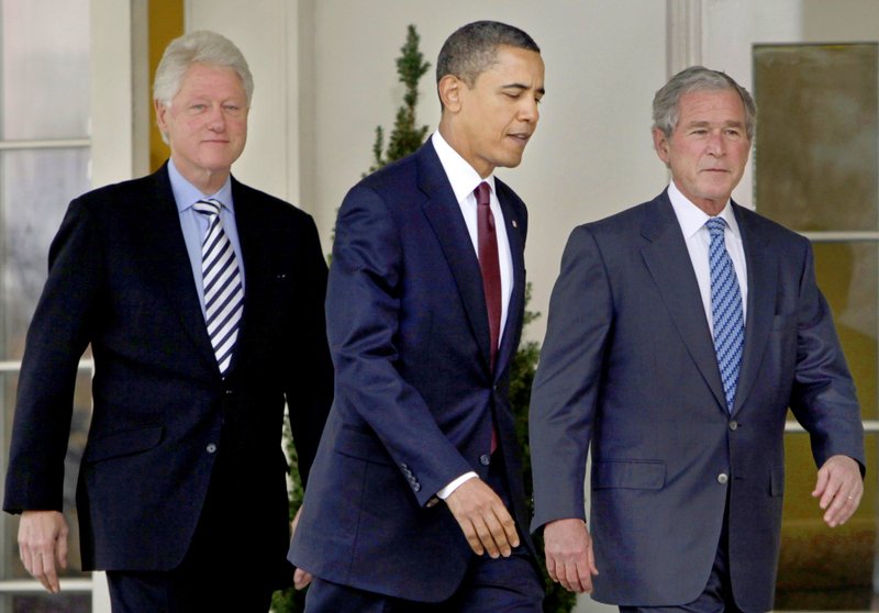 Los expresidentes estadounidenses, Bill Clinton, Barack Obama, y George W. Bush