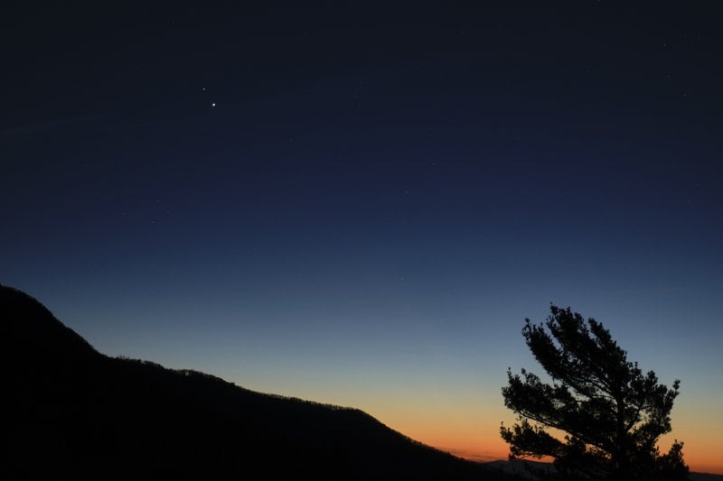 Saturno arriba y Júpiter después del atardecer en el parque nacional Shenandoa en Virginia, EE.UU.