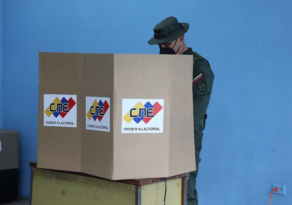 Padrino López, en la mañana de hoy ejerció su derecho al voto, desde el Liceo Bolivariano «Pedro Emilio Coll» en Caracas.