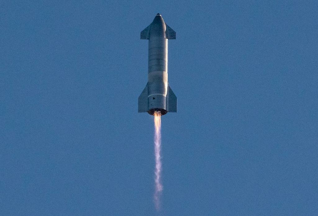 La nave Starship prototipo SN8 de SpaceX, en pleno vuelo.