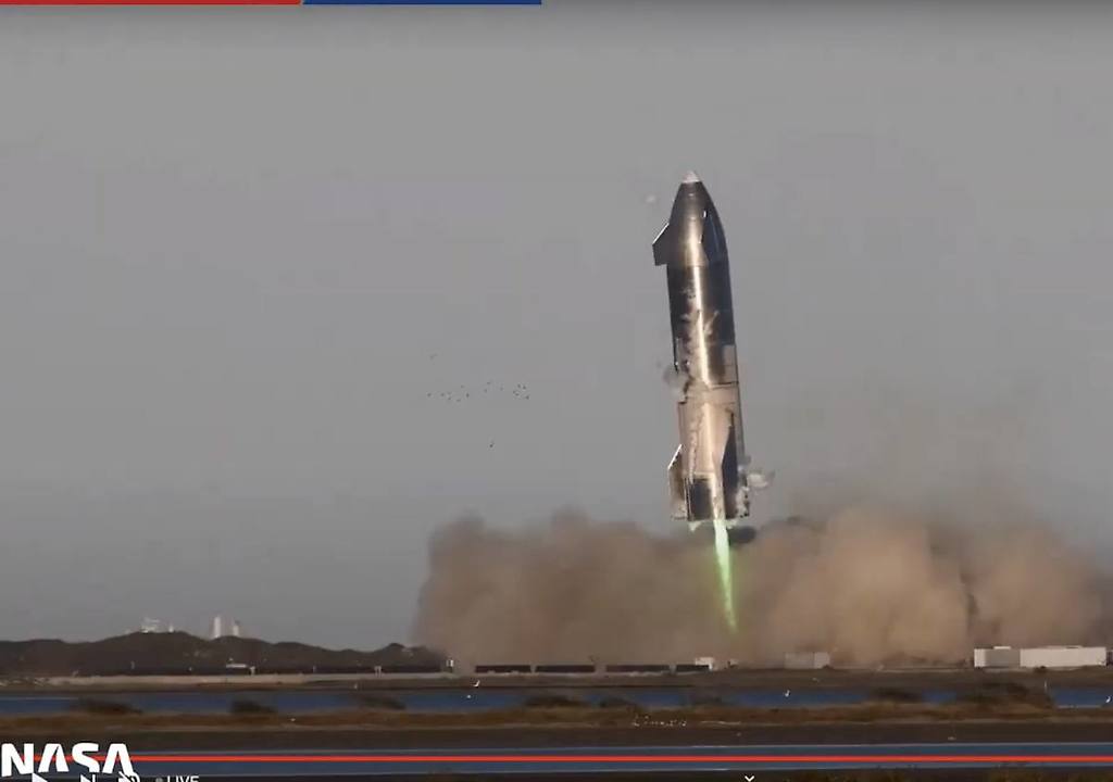 La nave Starship prototipo SN8 de SpaceX, a punto de explotar al no lograr reducir suficientemente la velocidad de aterrizaje.
