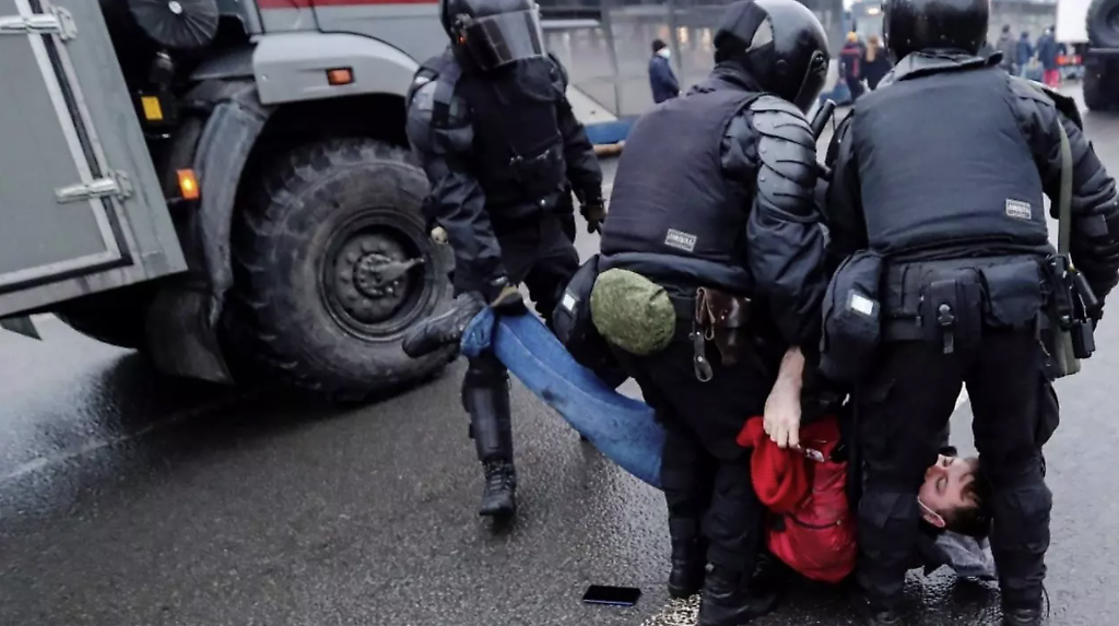 Agentes de la policía rusa detienen a un manifestante durante una protesta en apoyo al líder opositor Alexei Navalny en San Petersburgo, Rusia