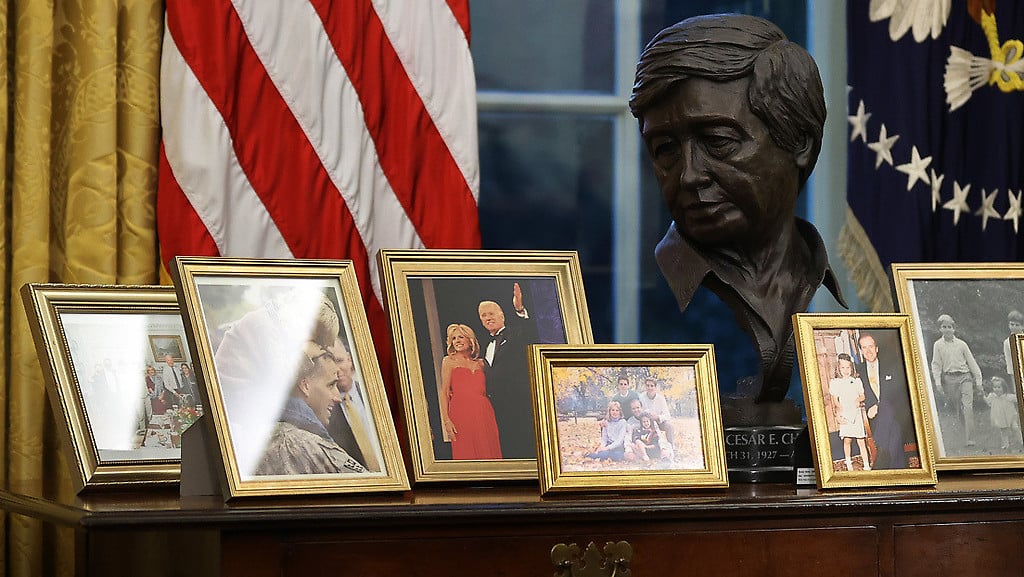 El busto de César Chávez en la oficina oval de la Casa Blanca