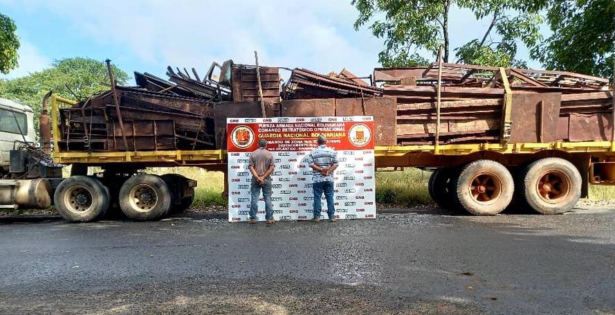 hombres fueron aprehendidos por la GNB por transportar 15 toneladas de chatarra   Recibidos 
Destacar  Prensa GNB Bolívar
