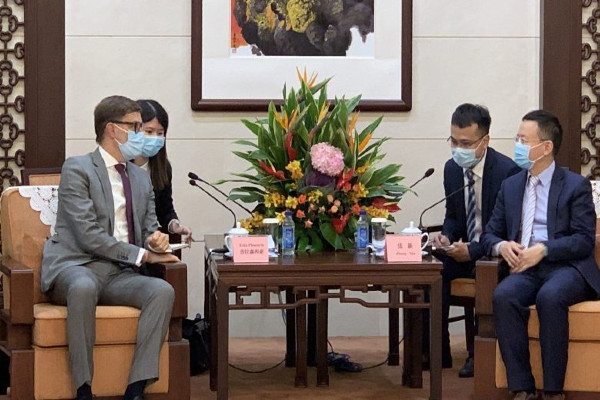 Félix Plasencia, embajador de Venezuela en la República Popular China y el Vice Gobernador de la Provincia de Guangdong, Zheng Xin.