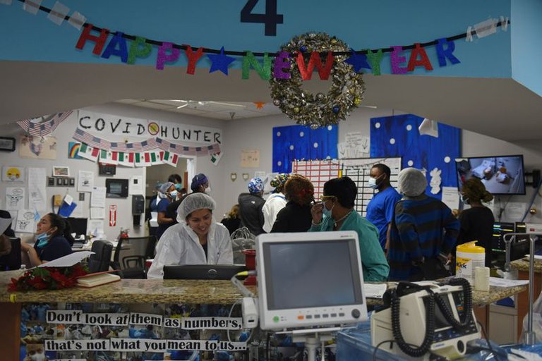 Trabajadores de la salud cuidan a pacientes infectados con COVID-19 en el United Memorial Medical Center en Houston, Texas, el 31 de diciembre de 2020.