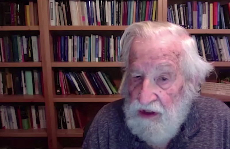 Noam Chomsky, a sus 93 años de edad, sigue iluminando audiencias con su acertado análisis de la realidad mundial. 