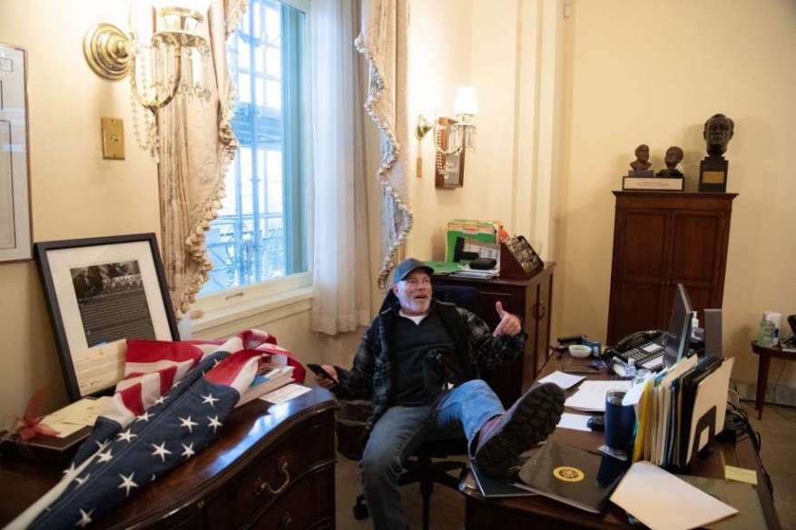 Un seguidor de Trump sentado en la oficina de Nancy Pelosi, tras el asalto al Capitolio, este miércoles.