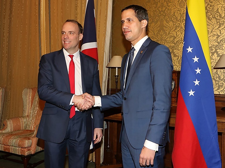 El secretario de Relaciones Exteriores del Reino Unido, Dominic Raab, se reúne con Juan Guaidó, reconocido por Gran Bretaña como el 'presidente interino' de Venezuela, en Londres, el 21 de enero de 2020.