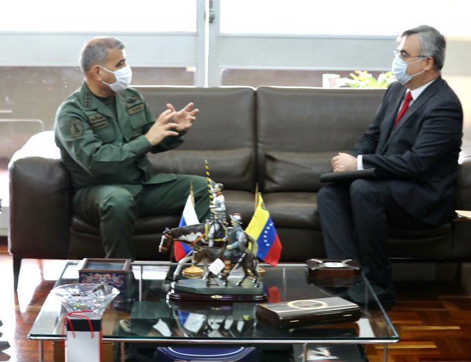 Vladimir Padrino Lopez se reunió con el embajador Sergey Melik-Bagdasarov para analizar el papel de Rusia en la paz mundial, la vacuna Sputnik y el Esequibo.