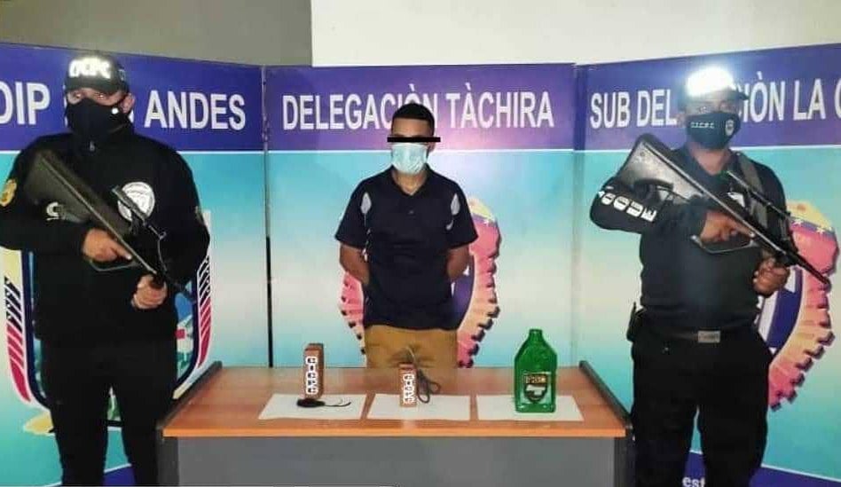Leonard Santiago Colmenares Sánchez de 22 años de edad fue detenido por haberle causado una intoxicación a su expareja después de obligarla a ingerir aceite de motor para carros