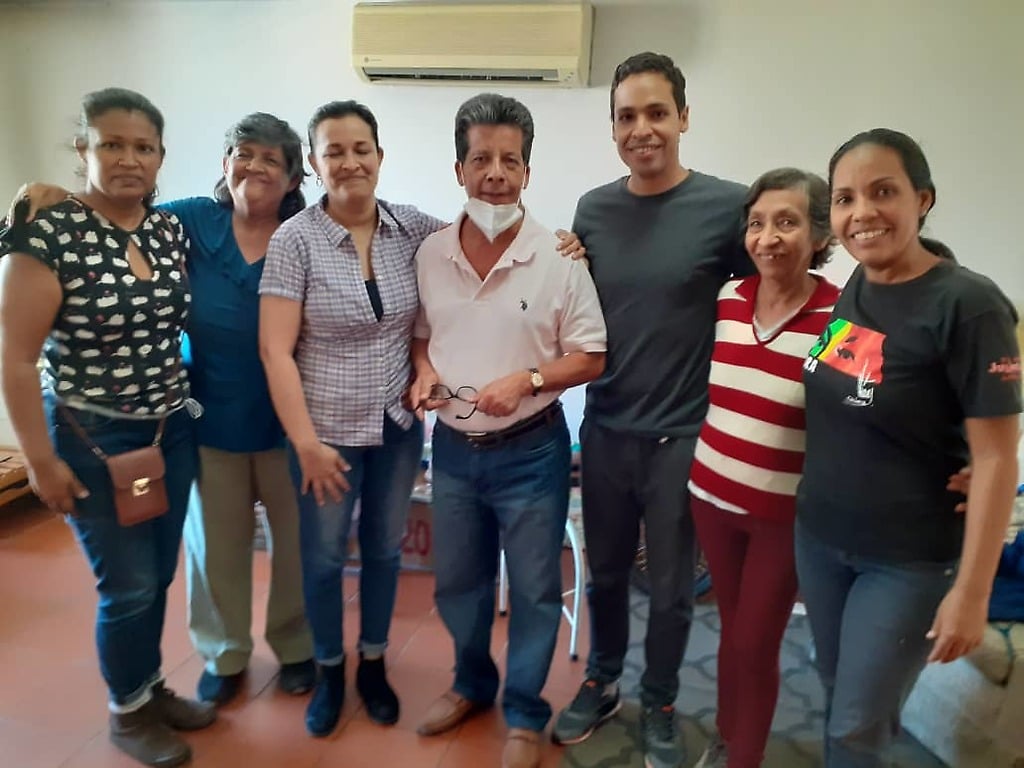 Alfredo Chirinos y Aryenis Torrealba junto a familiares y abogados