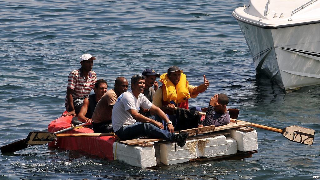 Embarcación improvisada con personas, salida de Cuba rumbo a Florida (referencial)