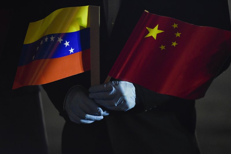Canciller Arreaza sostiene banderas de China y Venezuela el 30/3/2020