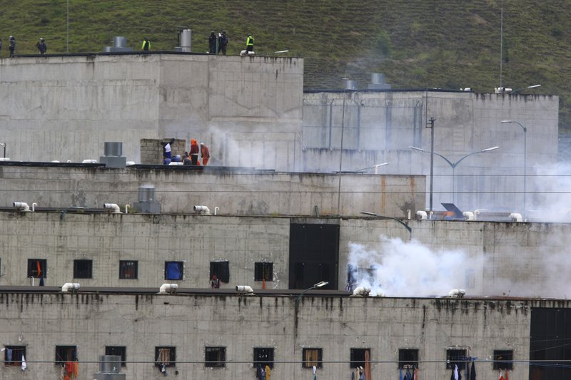 Gas lacrimógeno en la cárcel de Turi, en Cuenca, Ecuador, donde estalló motín el 23/2/2021