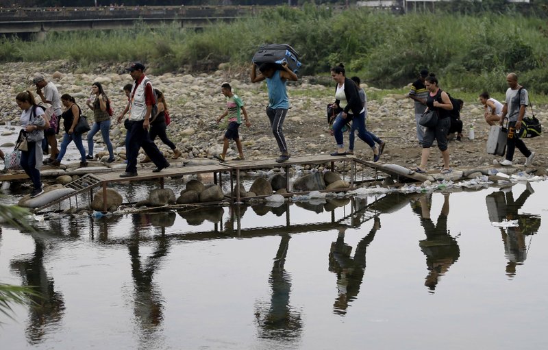 Venezolanos cruzando ilegalmente a Colombia cerca del Puente Internacional Simón Bolívar (Imagen del 14/4/2019