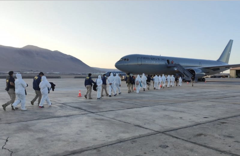 Deportación de 100 personas desde la Base Aérea de los Cóndores (Fuerza Áerea deChile)