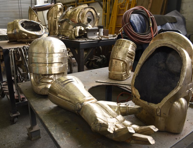 Partes de una estatua de Robocop en el estudio del escultor Giorgio Gikas, en Detroit