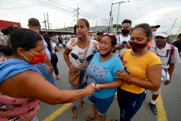 Familiares de los presos del Centro de Privación de Libertad de la Zona 8 son vistos mientras esperan noticias, en Guayaquil, Ecuador