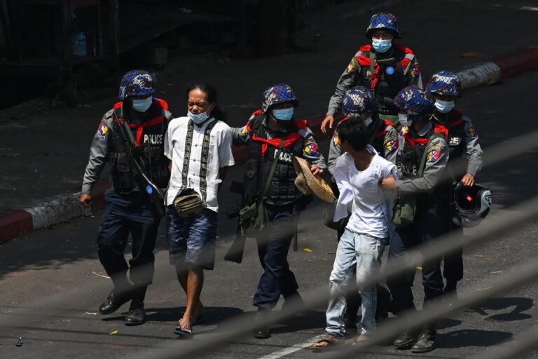 La policía arresta a los manifestantes que reclaman el regreso de la democracia a Birmania
