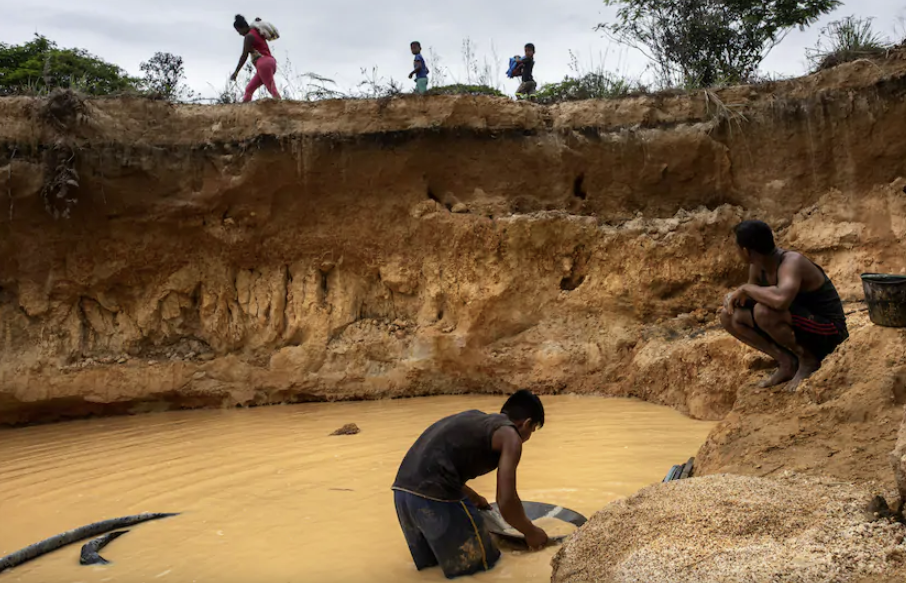 Minería de oro en el borde del Parque Nacional Canaima en Venezuela