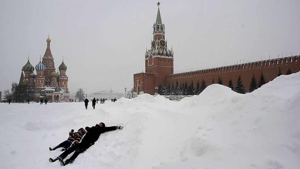 Aspecto de la Plaza Roja de Moscú tras las primeras horas de nevada