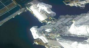 Imagen tomada de un video de la NASA, de los astronautas de la NASA Kate Rubins, arriba, y Victor Glover trabajando afuera de la Estación Espacial Internacional el 28/2/2021