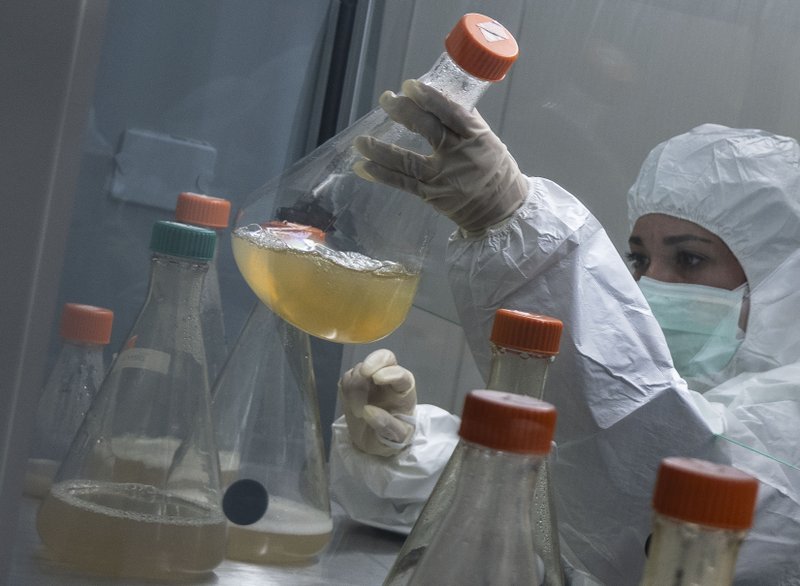 Una científicacubana trabaja en el desarrollo de Abdala, una vacuna para el COVID-19, en el Centro de Ingeniería Genética y Biotecnología (CIGB) en La Habana.