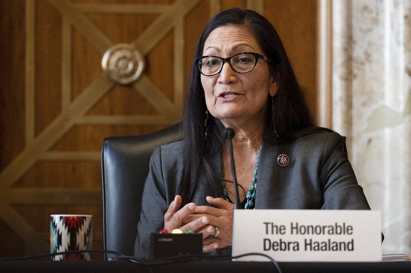 Deb Haaland, primera mujer indígena confirmada como secretaria del Interior de EEUU