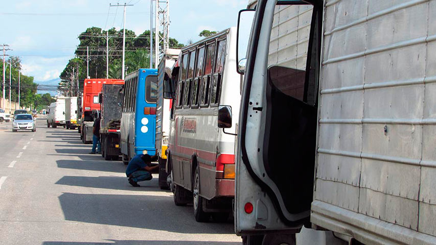 Transportes de carga hacen colas para echar gasoil en Venezuela