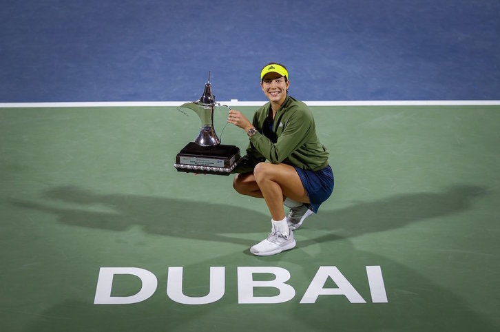 Garbiñe Muguruza posa feliz con el trofeo del torneo de Dubai tras vencer a Krejcikova