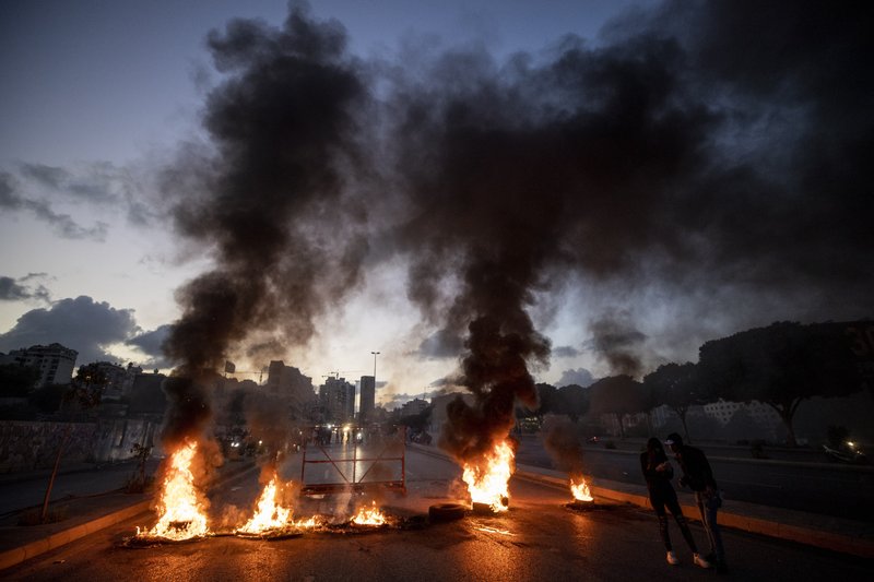 Neumáticos en llamas bloquean una autopista en protestas en Beirut, Líbano