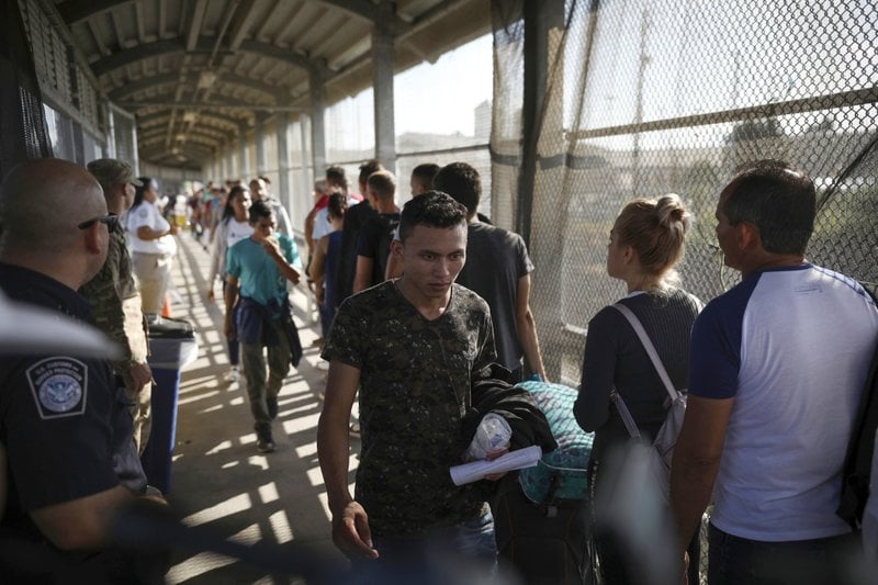 Migrantes regresan a México mientras otros hacen cola en su camino para solicitar asilo en Estados Unidos, al pie del puente La Puerta México en Matamoros, México, que cruza hacia Brownsville, Texas (referencial)
