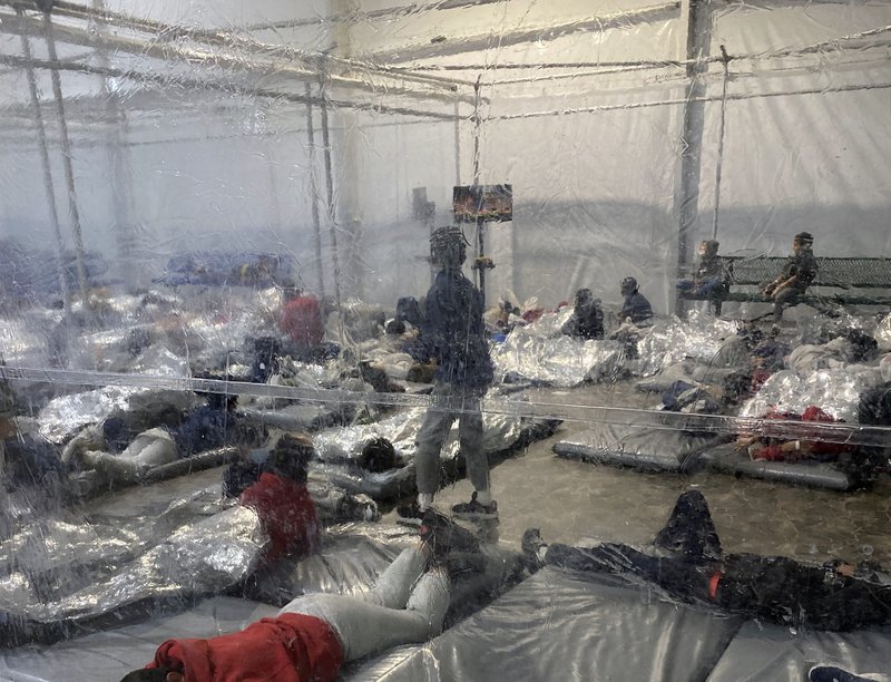 Migrantes detenidos en una instalación temporal de la Oficina de Aduanas y Protección Fronteriza (CBP por sus iniciales en inglés), en Donna, Texas