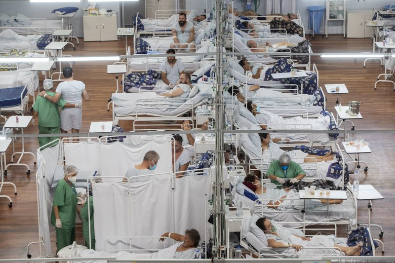 Pacientes de Covid-19 en hospital de campaña habilitado en Sao Paulo, Brasil