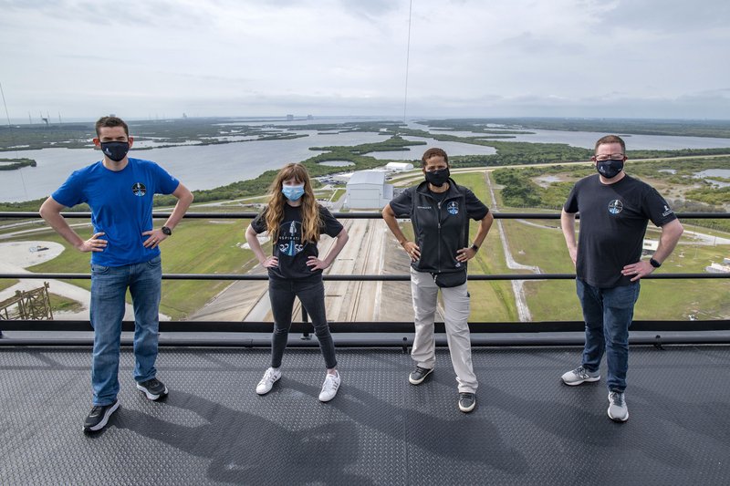 De izquierda a derecha, Jared Isaacman, Hayley Arceneaux, Sian Proctor y Chris Sembroski posan para la foto desde la torre de lanzamiento de SpaceX en el Centro Espacial Kennedy, Cabo Cañaveral, Florida