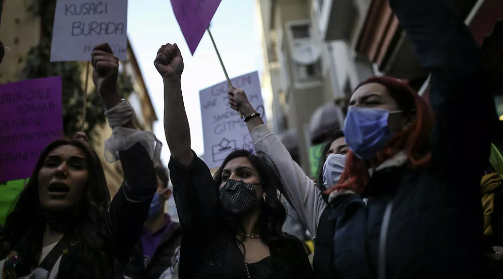 Mujeres turcas cantan y ondean banderas durante la manifestación del 8 de marzo con motivo del Día Internacional de la Mujer en Estambul