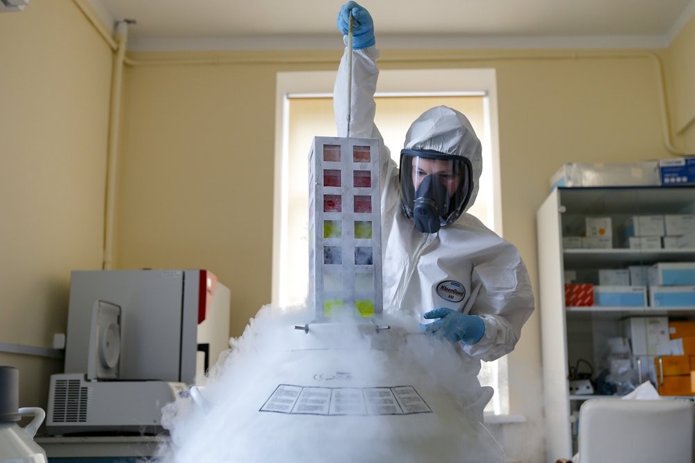 una persona trabaja con la vacuna contra el coronavirus en el Centro Nacional Nikolai Gamaleya de Epidemiología y Microbiología en Moscú, Rusia